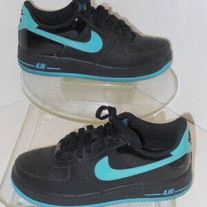 NIKE BLACK AND BLUE LOW TOP SNEAKERS SIZE 6.5 MEDIUM